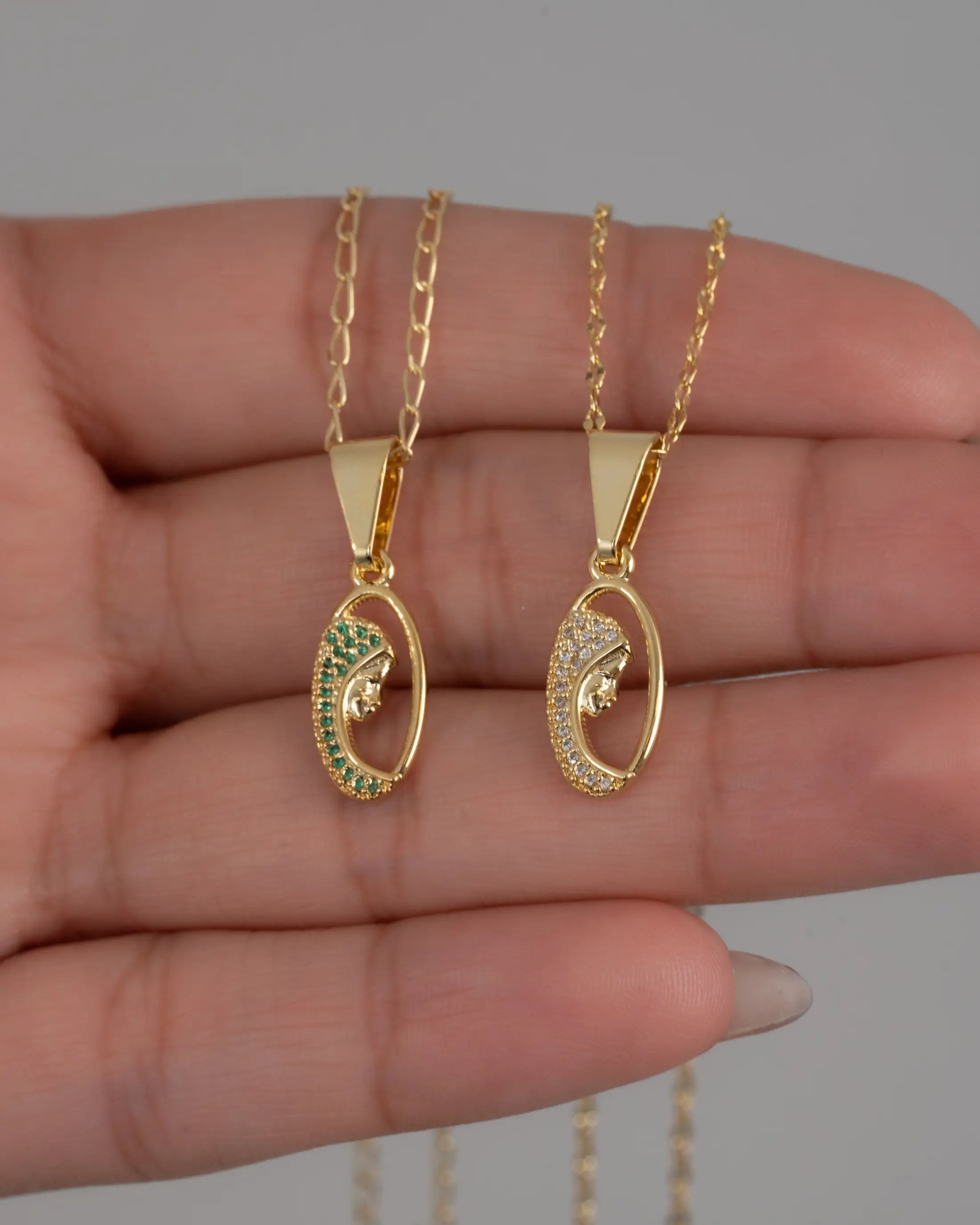 Dije. Virgen Niña Cristal